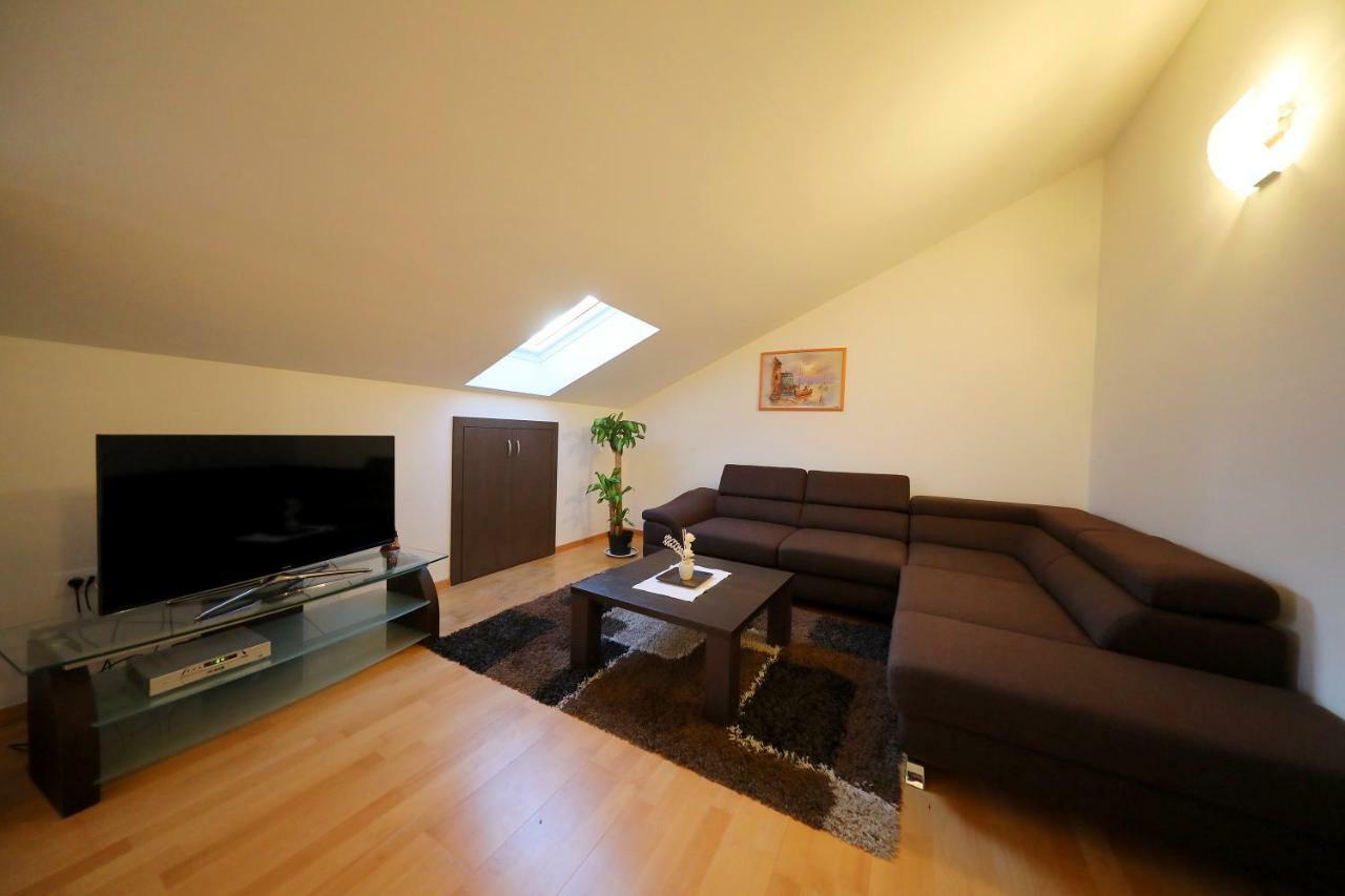 Luxury Villa Nada With Pool 돈제페트레케인 외부 사진