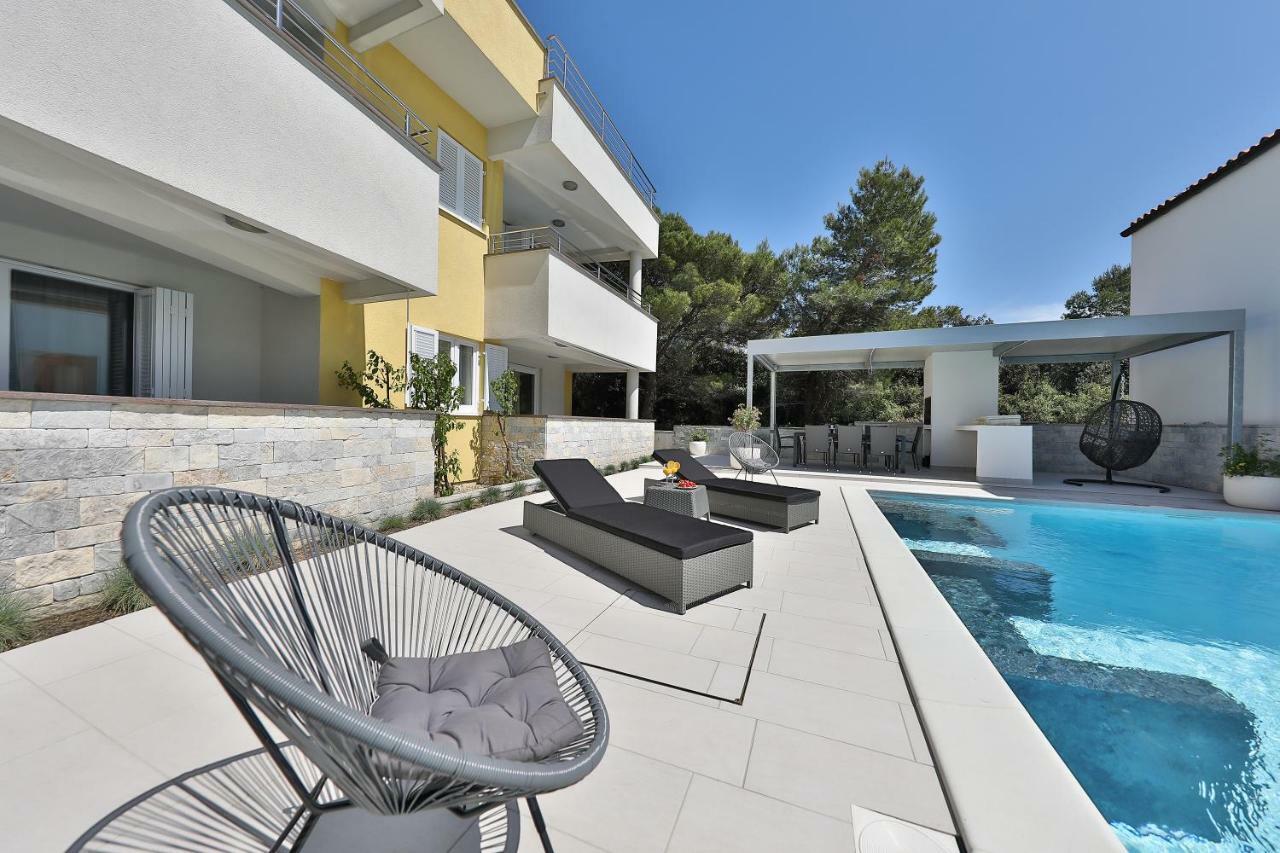 Luxury Villa Nada With Pool 돈제페트레케인 외부 사진