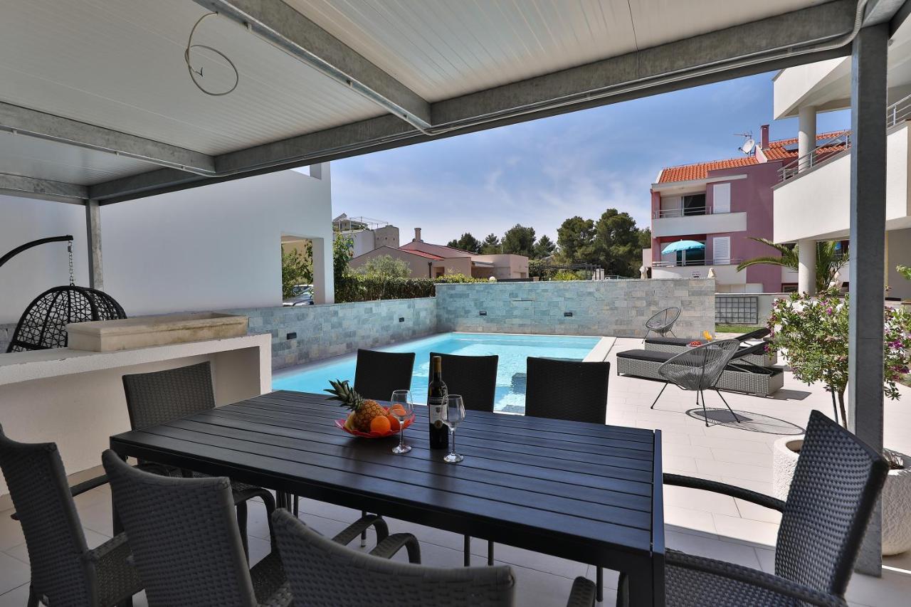 Luxury Villa Nada With Pool 돈제페트레케인 외부 사진