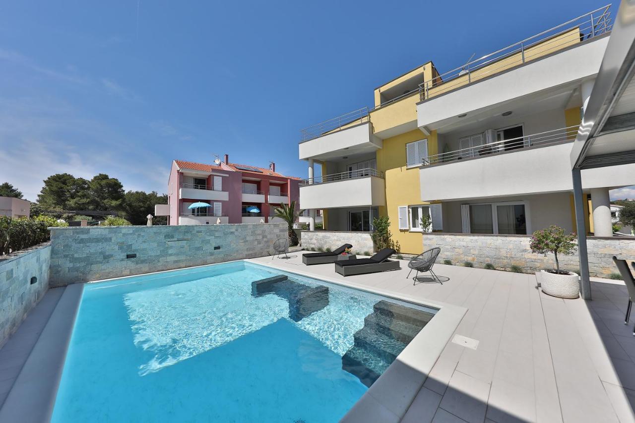 Luxury Villa Nada With Pool 돈제페트레케인 외부 사진