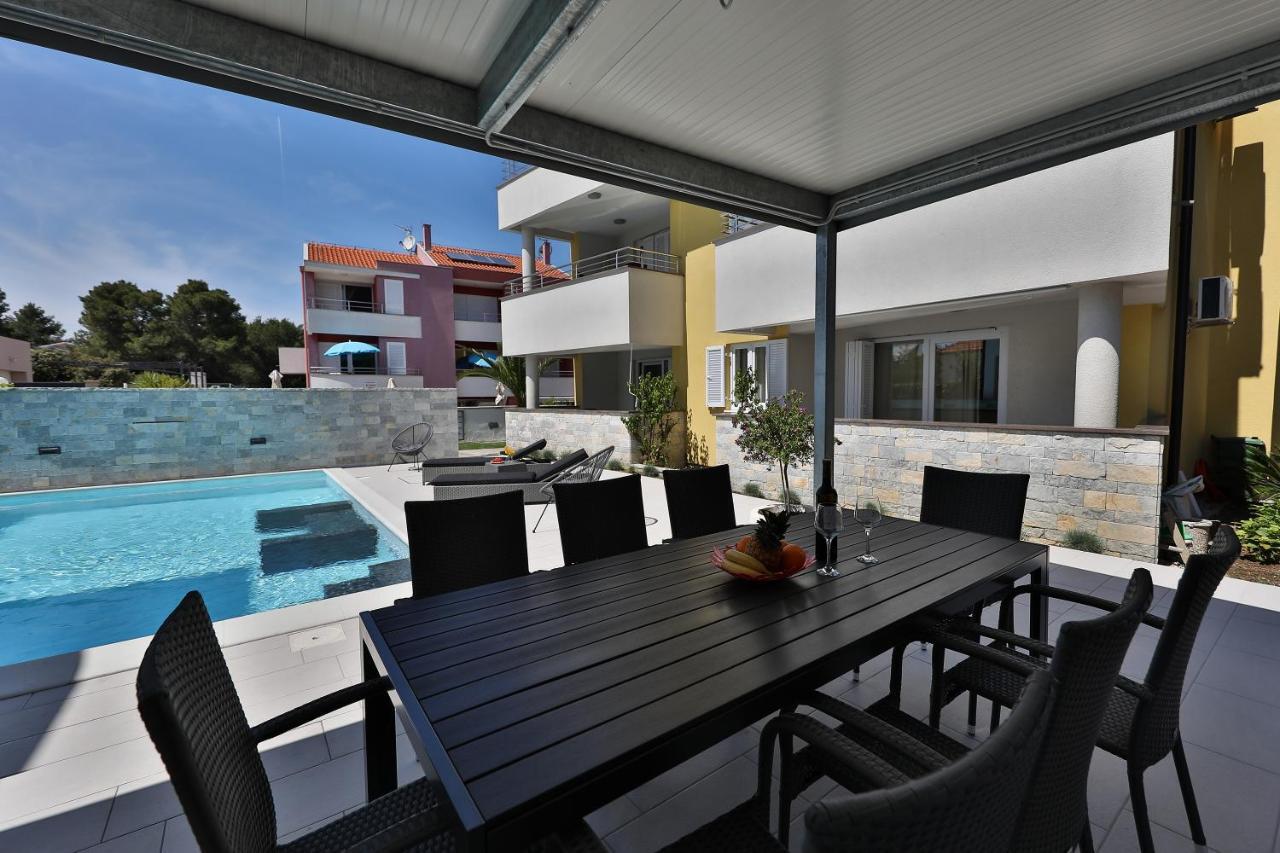 Luxury Villa Nada With Pool 돈제페트레케인 외부 사진