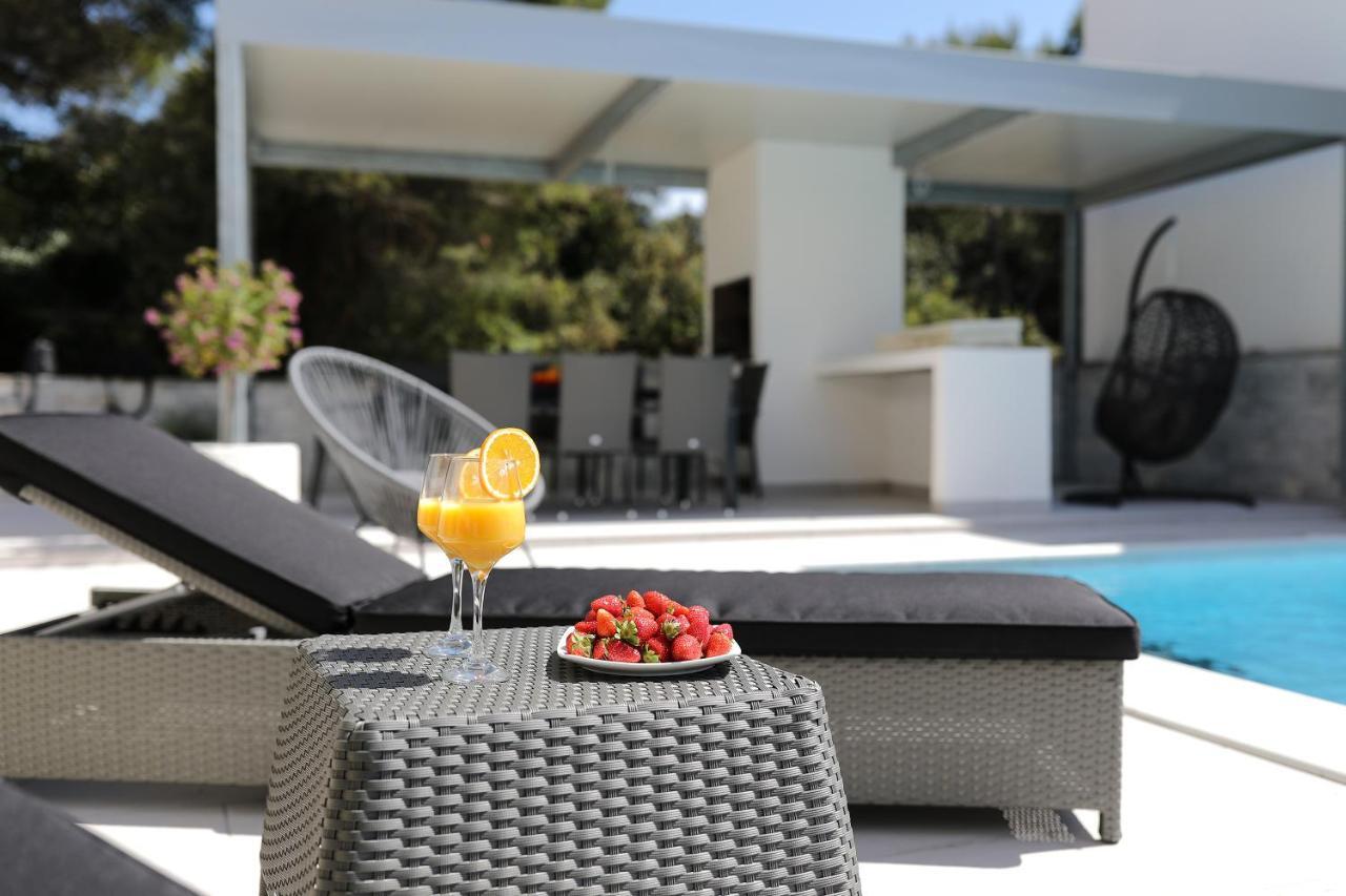 Luxury Villa Nada With Pool 돈제페트레케인 외부 사진